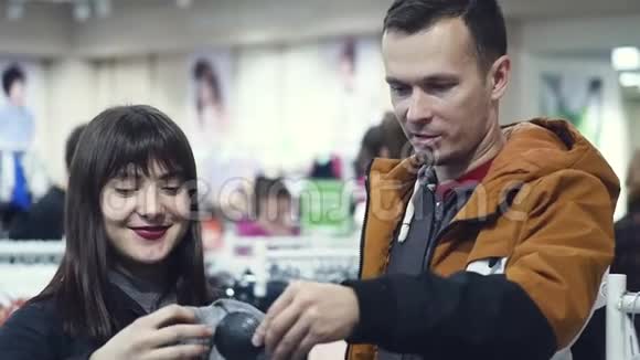 丈夫和妻子正在服装店购物视频的预览图