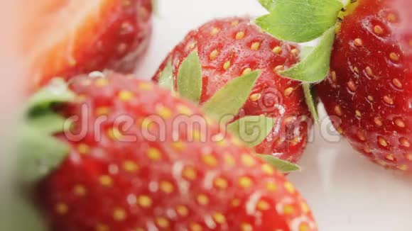 潮湿的草莓视频的预览图