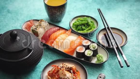 亚洲各种食物摆放在陶瓷盘子里的各种寿司卷视频的预览图