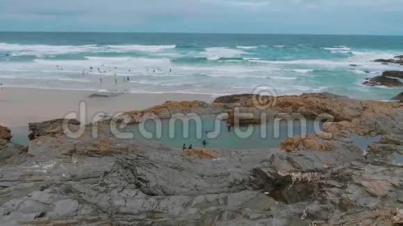 康沃尔的贝德鲁坦台阶岩石海滩康沃尔海岸令人惊叹的地标视频的预览图