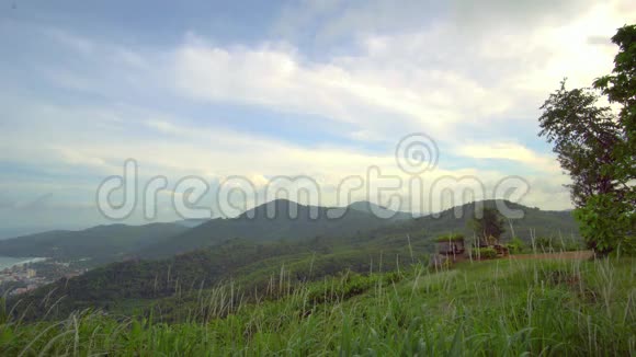 从大布达雕像俯瞰泰国普吉山脉视频的预览图
