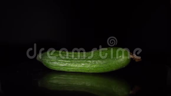 绿皮黄瓜在黑色背景上旋转视频的预览图