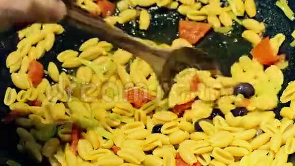 将意大利面食与意大利敷料混合视频的预览图