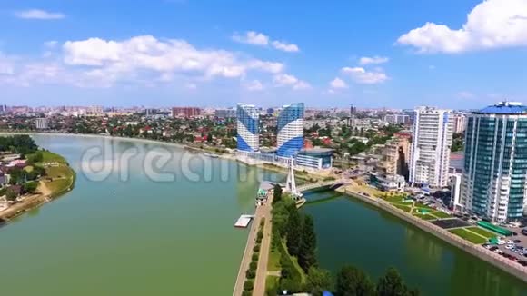空气射过南部城市克拉斯诺达尔的库班河俄罗斯空中摄影视频的预览图
