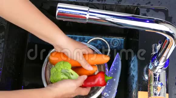 在水槽里的水下洗蔬菜视频的预览图