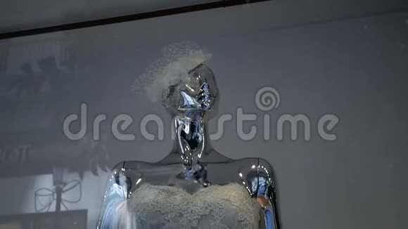 店面橱窗里银色人体模特的婚纱视频的预览图