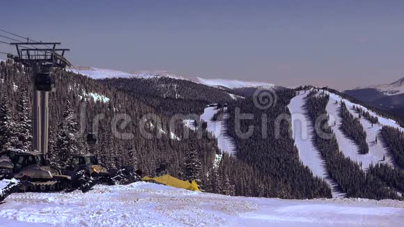 滑雪缆车跑过滑雪道视频的预览图