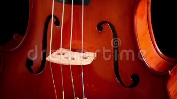 小提琴或中提琴乐器由黑色背景下的Luthier旋转而成视频的预览图