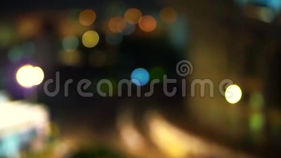 城市夜景背景模糊繁忙的街道道路和食品摊景泰国曼谷视频的预览图