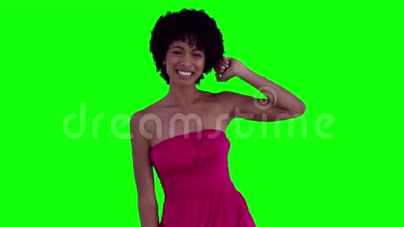 女人举起手臂跳舞视频的预览图