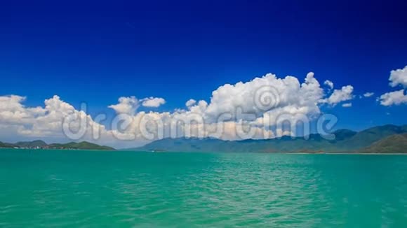 蔚蓝的大海在遥远的岛屿上闪耀天空积云视频的预览图
