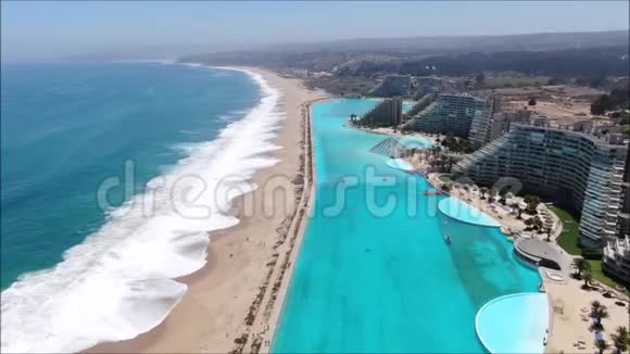 智利海滩和游泳池的鸟瞰图视频的预览图