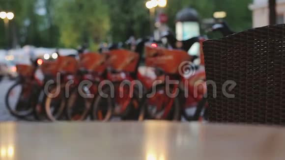 城里的一堆自行车东欧夜间出租视频的预览图