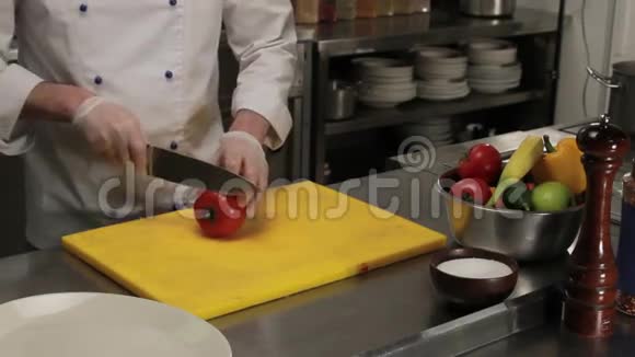 厨师切片番茄细中镜头视频的预览图