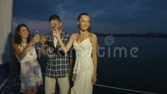 在游艇上喝香槟的男人和女孩视频的预览图