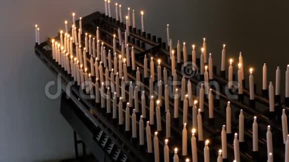 许多在基督教教堂燃烧的蜡烛视频的预览图