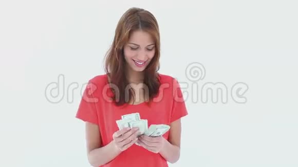布鲁内特头发的女人在数美元视频的预览图