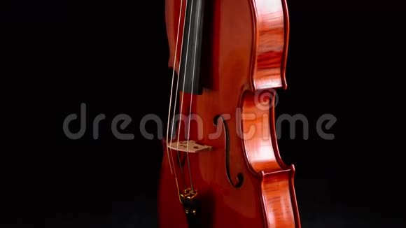 小提琴或中提琴乐器由黑色背景下的Luthier旋转而成视频的预览图