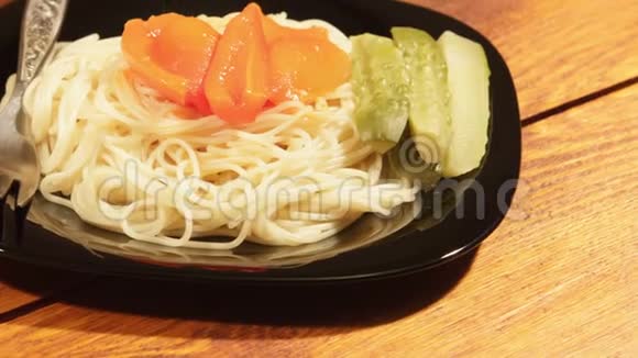 意大利面食有蔬菜酱和腌制黄瓜木制背景视频的预览图