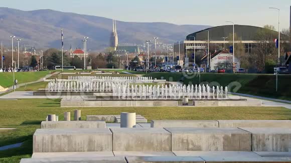 克罗地亚首都萨格勒布的喷泉和城市景观视频的预览图