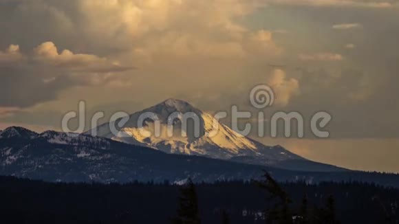 日落时雪山之上的云团视频的预览图