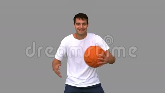 一个人在灰屏上打篮球运球视频的预览图
