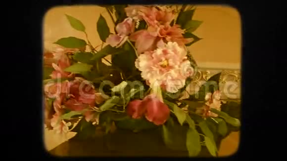 带婚礼的鲜花和篮子视频的预览图