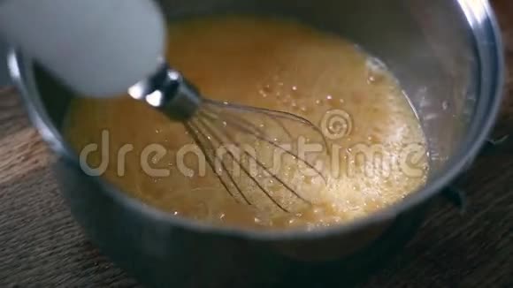 女人在家里用搅拌机把鸡蛋和糖混在一起视频的预览图