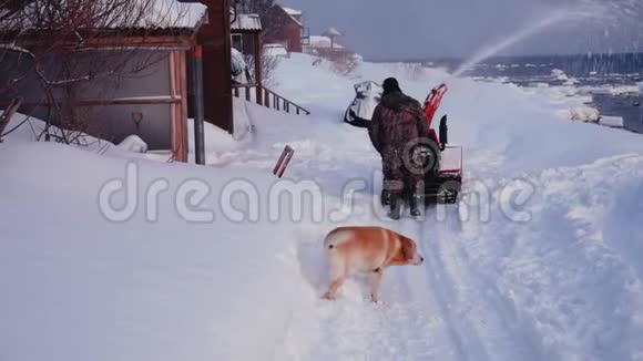 人类从冬天的雪中清除雪机之路视频的预览图