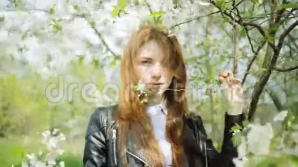 红发女孩在盛开的花朵视频的预览图