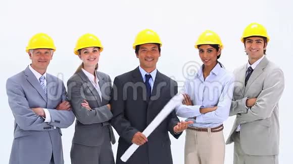 商业团队穿着硬帽子站在一起视频的预览图