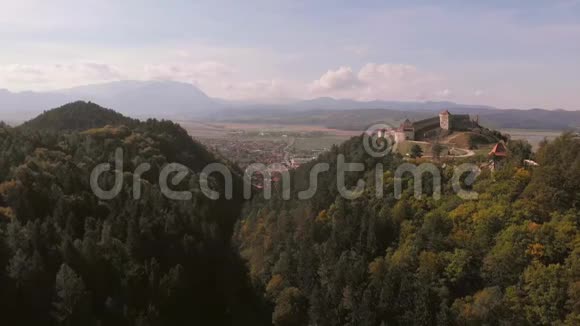 Rasnov镇和堡垒的鸟瞰图视频的预览图