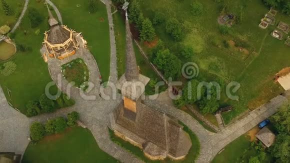 罗马尼亚MaramuresBarsana修道院的空中景观视频的预览图