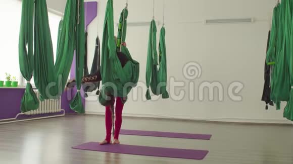 女人在吊床上做空中瑜伽练习视频的预览图