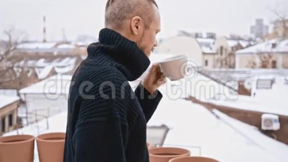 屋顶上有小胡子的喝咖啡的年轻人冬季视频的预览图