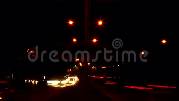 散焦夜间交通灯视频的预览图