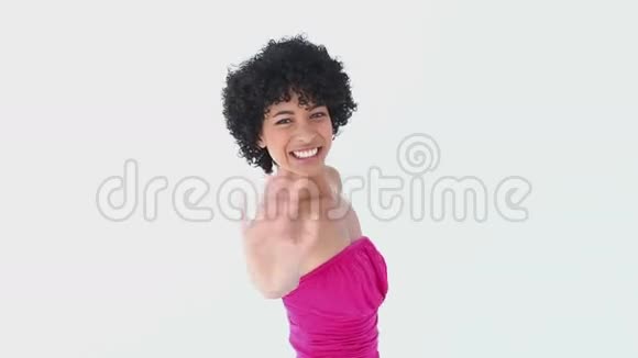 头发卷曲的女人挥舞着她的手视频的预览图