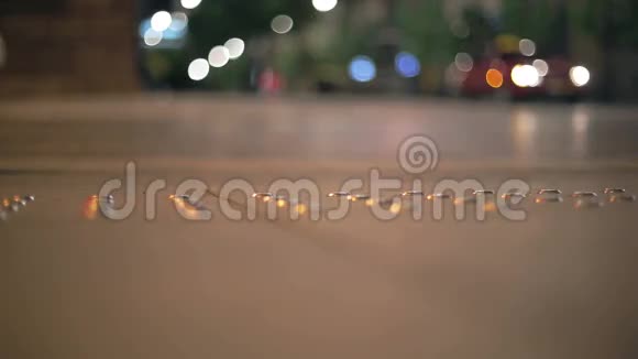 城市之夜的人行横道背景视频的预览图
