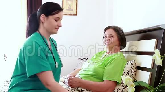 老年妇女从护士那里吃药视频的预览图
