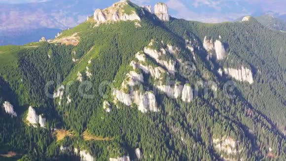 山脉空中无人机夏季景观视频的预览图