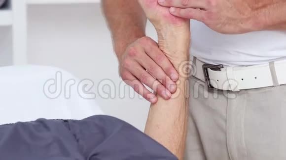 医生给病人按摩手腕视频的预览图