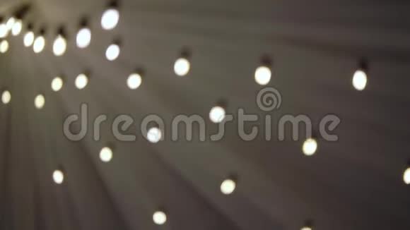 花环上的灯泡装饰的光视频的预览图