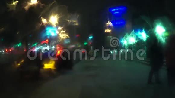 雨冬夜街交通视频的预览图