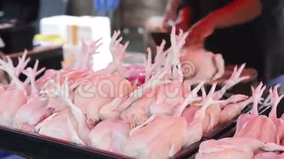 屠夫在潮湿的市场上切鸡肉视频的预览图