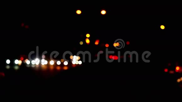 散焦夜间交通灯视频的预览图