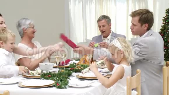 祝爷爷奶奶圣诞晚餐愉快视频的预览图