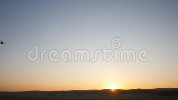 日落时四架直升机飞行视频的预览图
