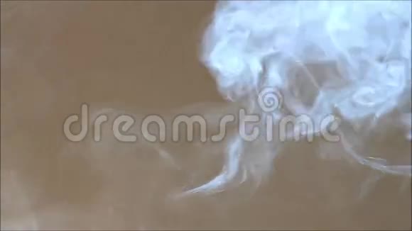白烟在空气中盘旋视频的预览图