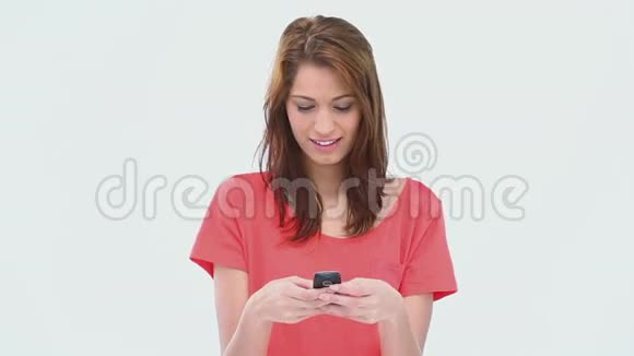 布鲁内特头发的女人在写短信视频的预览图