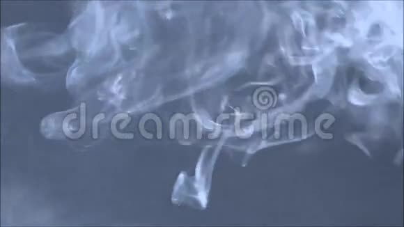 白烟在空气中盘旋视频的预览图